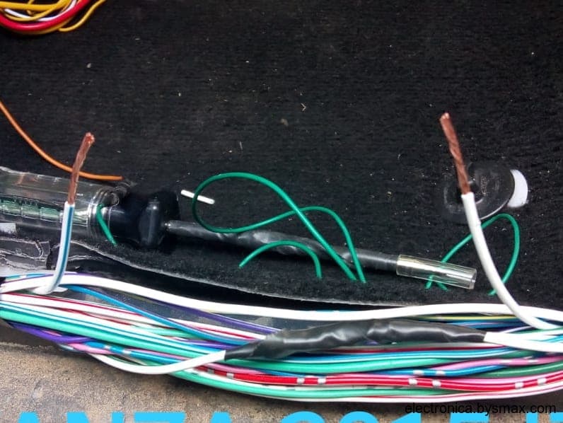 Paso 1: CORTE A LA BOMBA, CABLE BLANCO CON FRANJA AZUL, LA