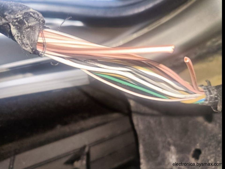 Paso 1: CORTE A LA BOMBA, CABLE MARRON CON FRANJA BLANCA, 