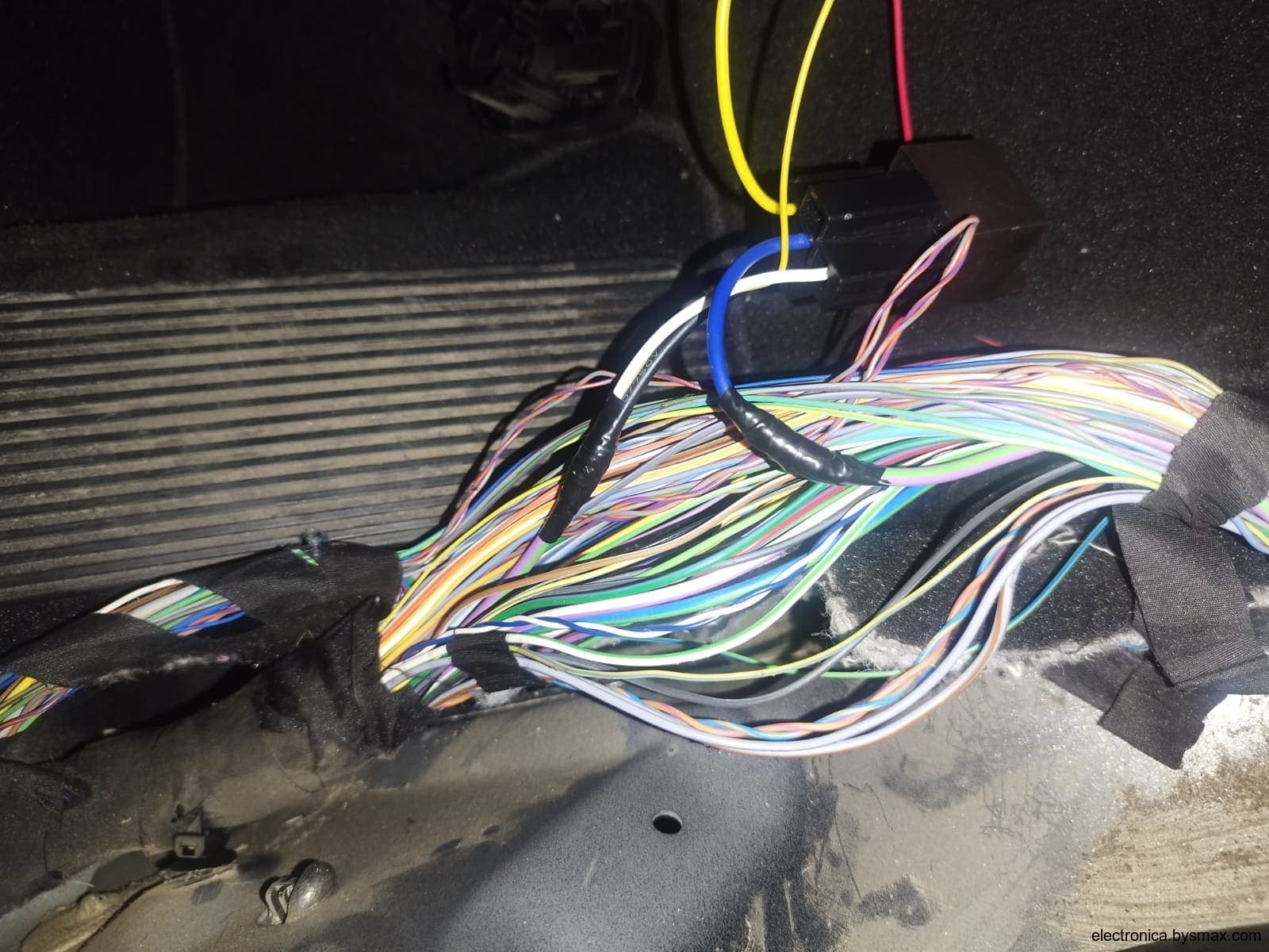 Paso 1: CORTE A LA BOMBA, CABLE LILA CON FRANJA VERDE, LAD