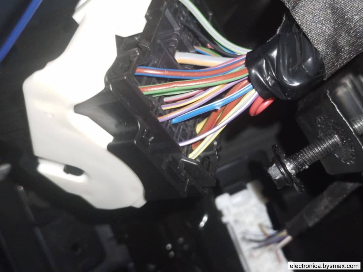 Paso 1: CORTE A LA BOMBA, CABLE AZUL CON FRANJA BLANCA, ES