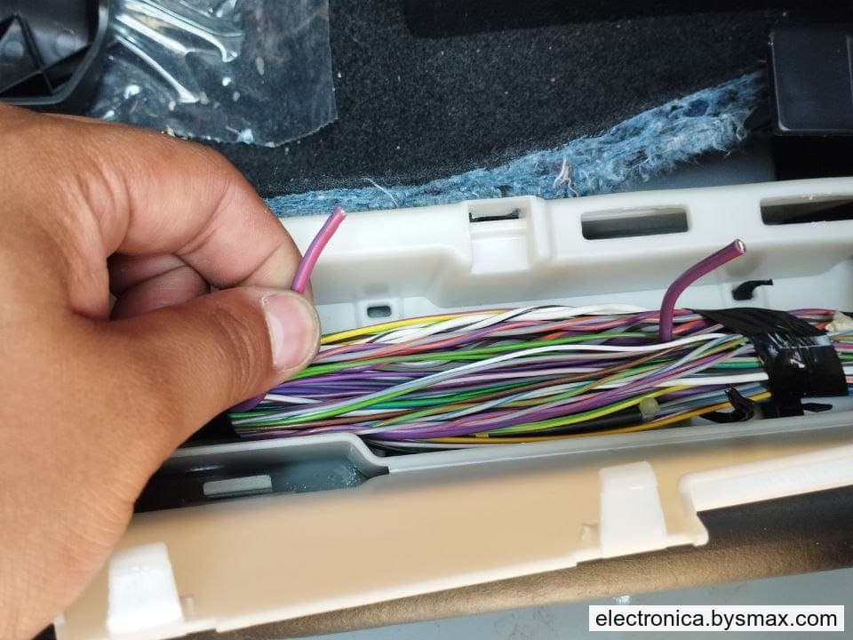 Paso 1: CORTE A LA BOMBA, CABLE COLOR LILA CON FRANJA ROSA