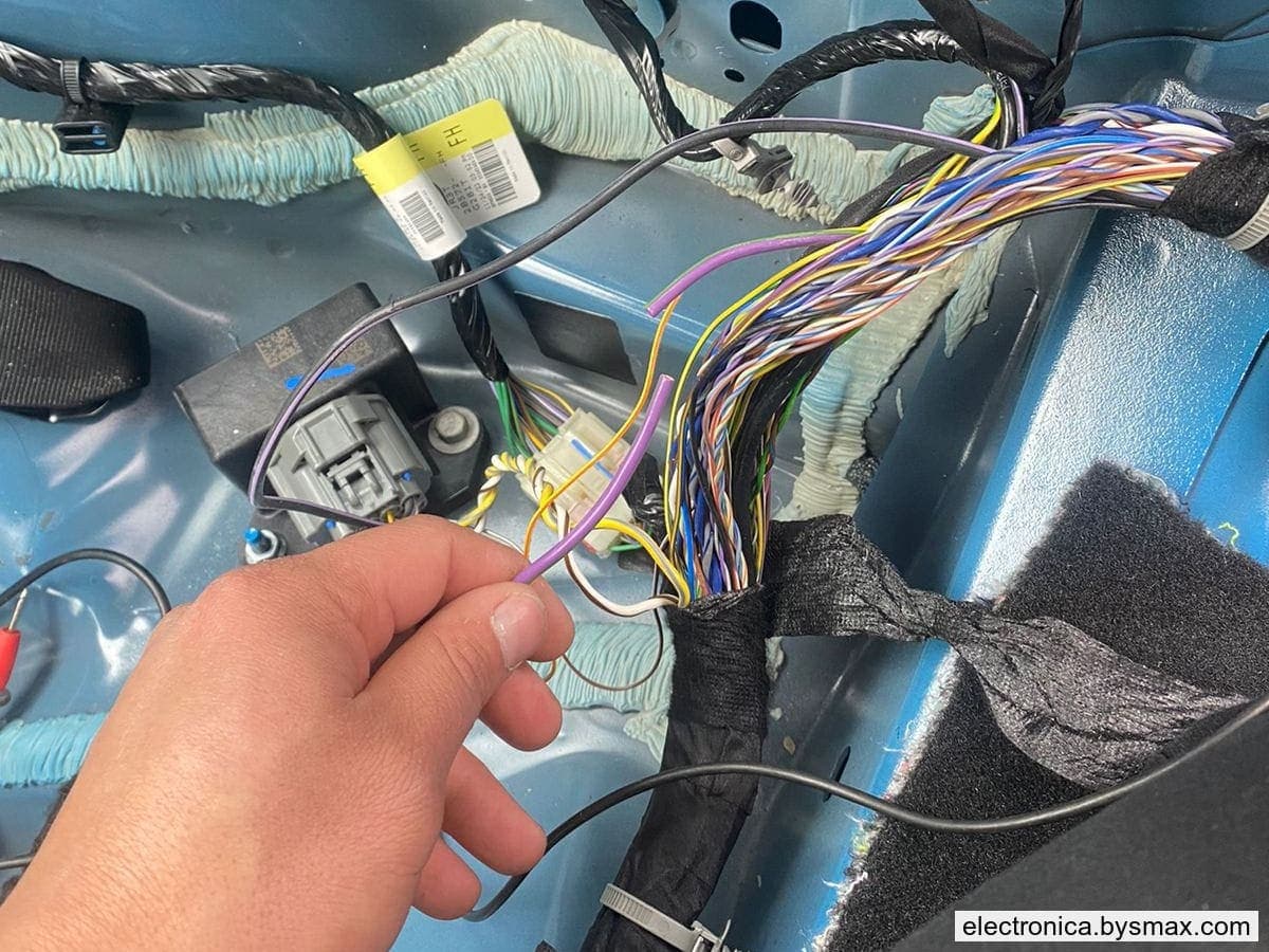 Paso 1: CORTE A LA BOMBA, CABLE COLOR LILA CON FRANJA VERD