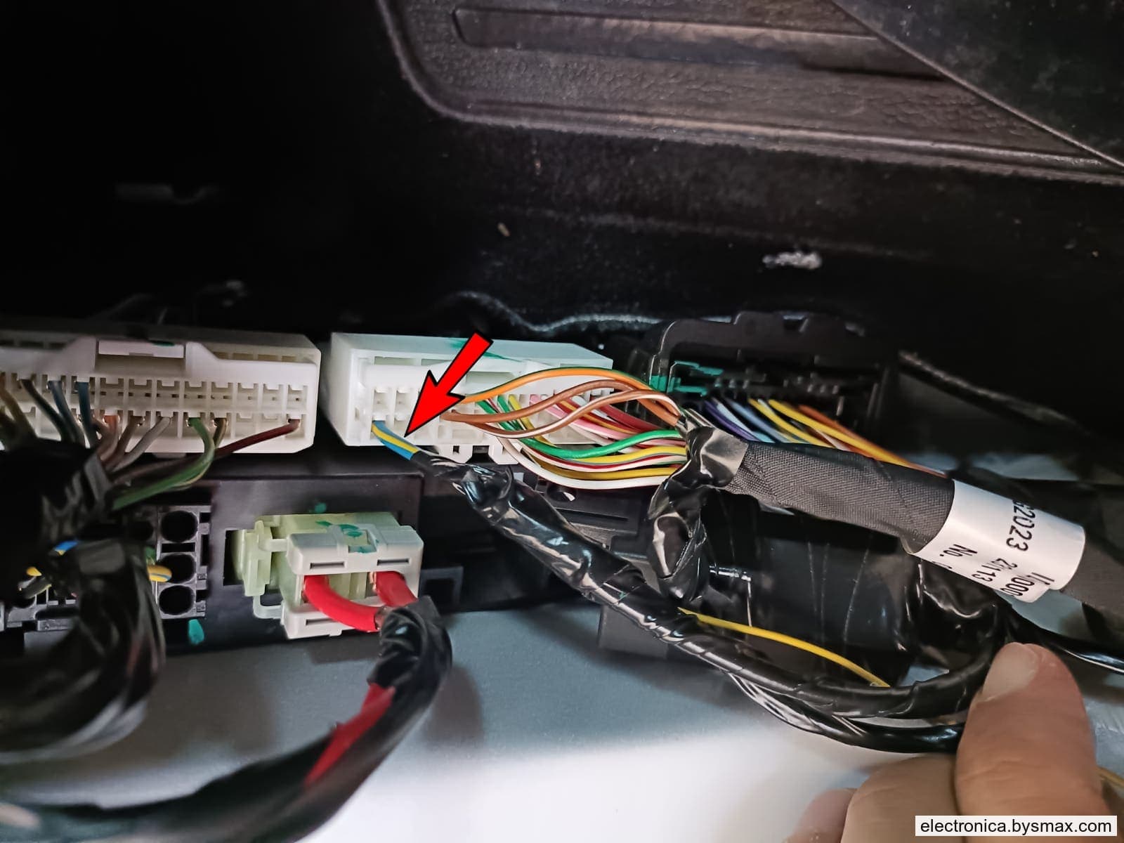 Paso 1: CORTE A LA BOMBA, CABLE COLOR AZUL CON FRANJA AMAR