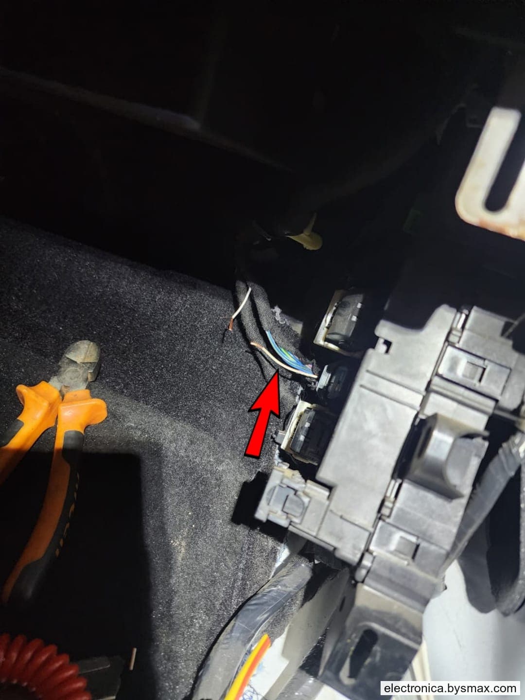 Paso 1: CORTE A LA BOMBA, CABLE COLOR BLANCO CON FRANJA NA