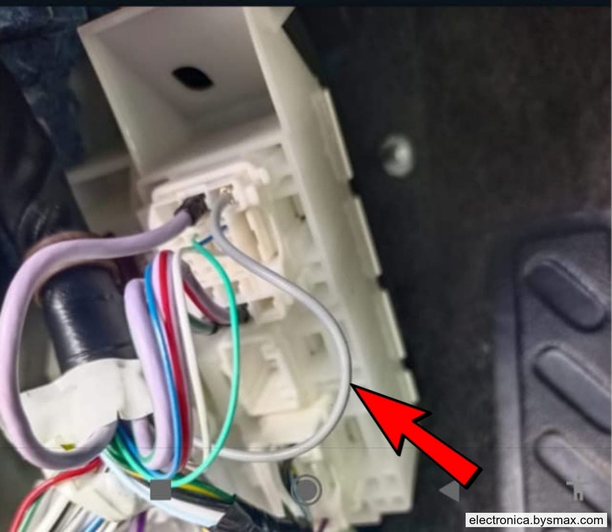Paso 1: CABLE COLOR PLOMO UBICADO POR EL PISO DEL PILOTO