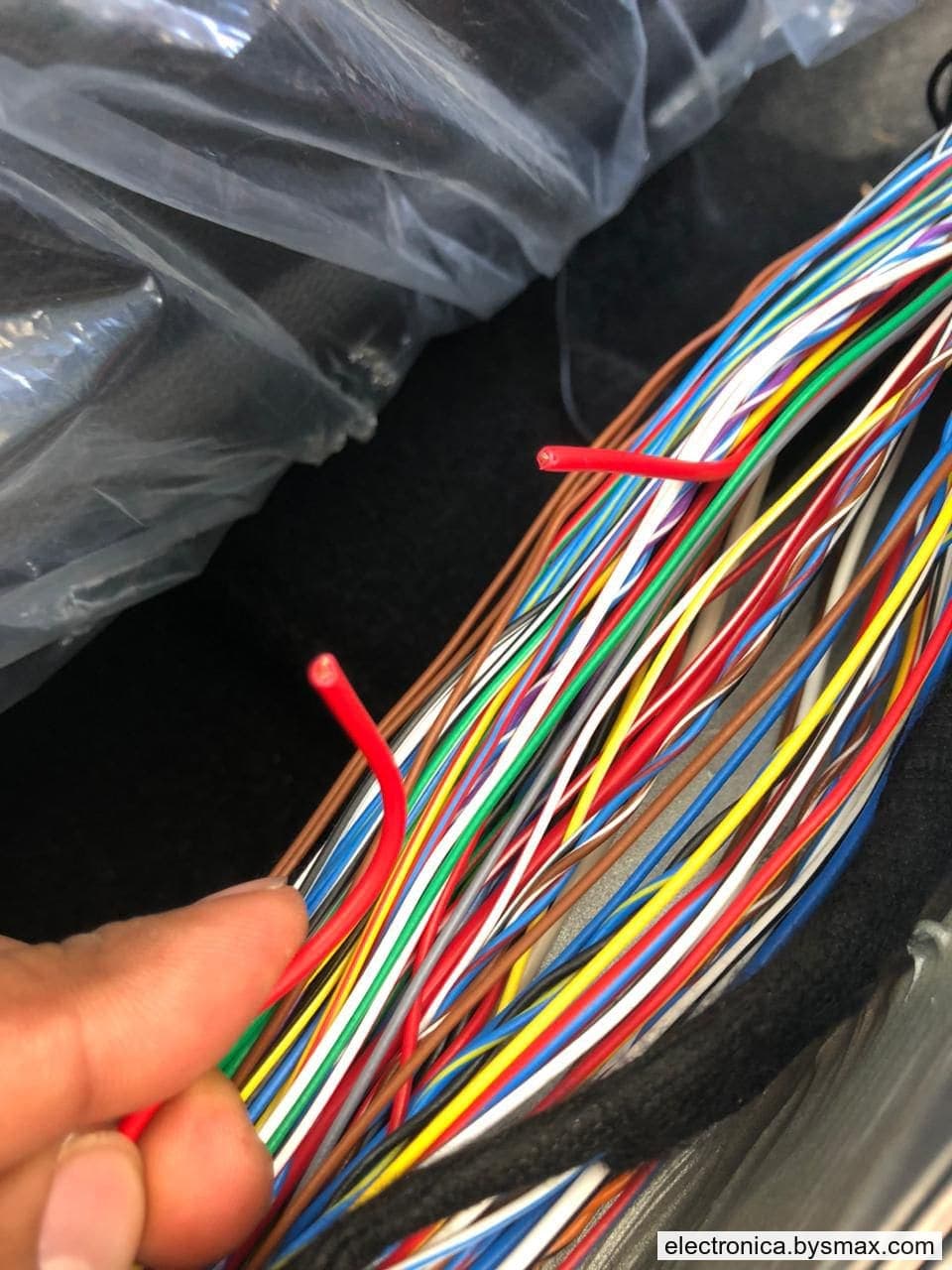 Paso 1: CABLE COLOR ROJO LISO UBICADO EN EL ESTRIBO DEL PI