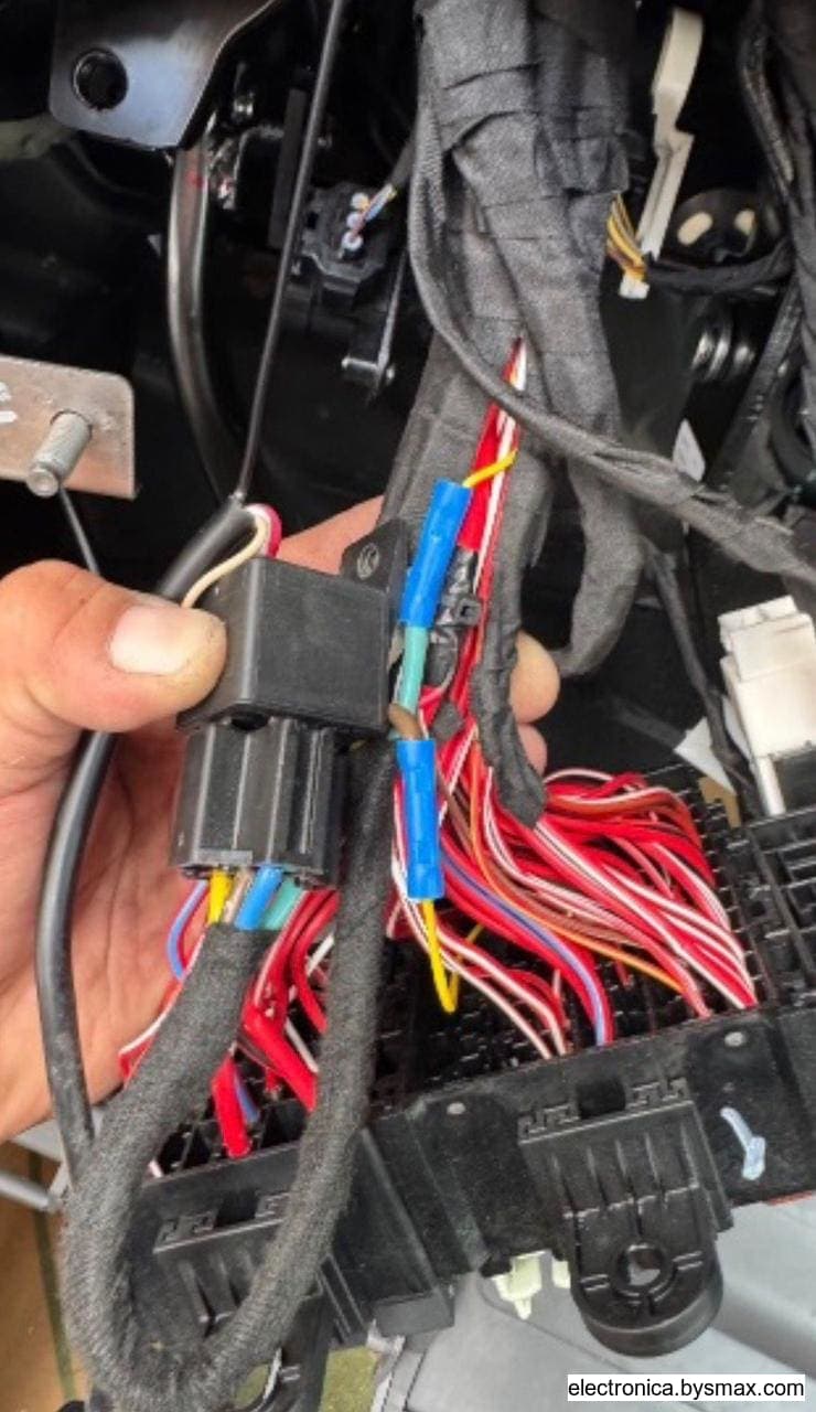 Paso 1: Detrás de la fusilera en cabina. El único cable am