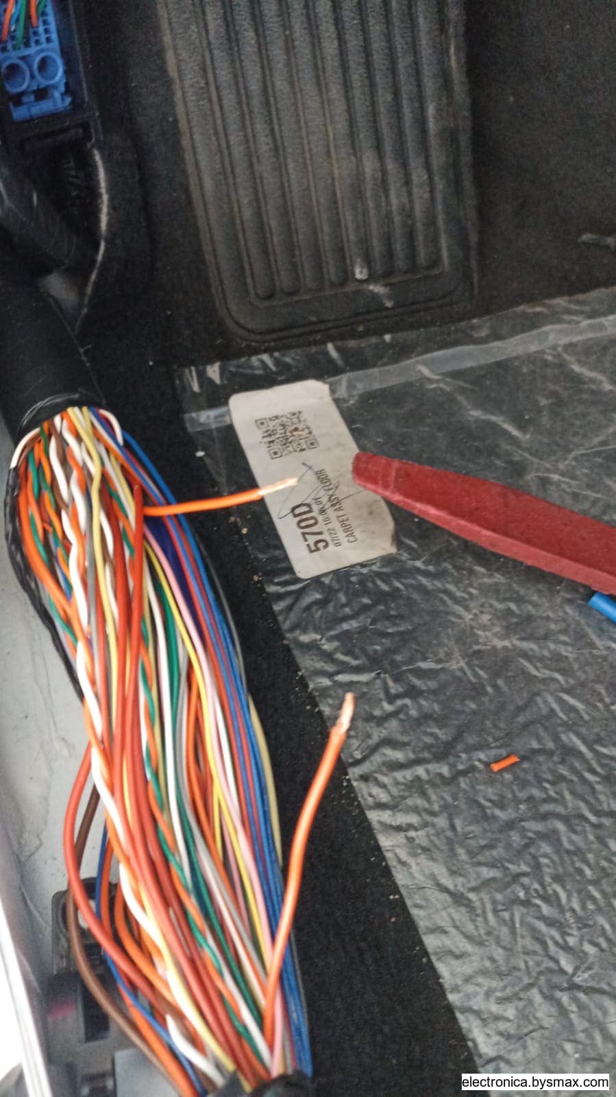 Paso 1: Kia Sorento 2022, cable naranja estribo conductor,