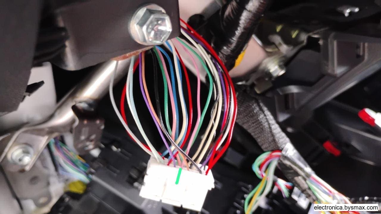 Paso 1: Corte ignición 4runner 2025 cable rosa 3 conector