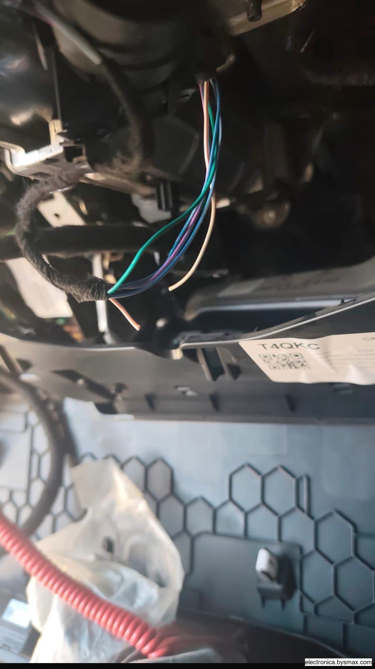 Paso 1: con Ilave cable blanco con raya rojo ign