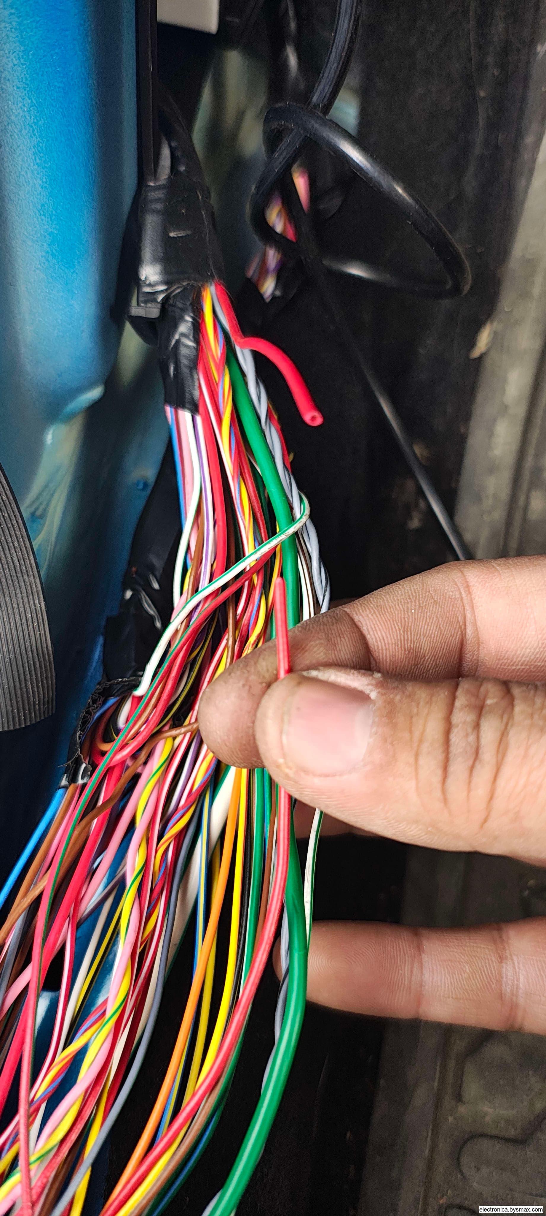 Paso 1: Corte de bomba en el panel del piloto cable color