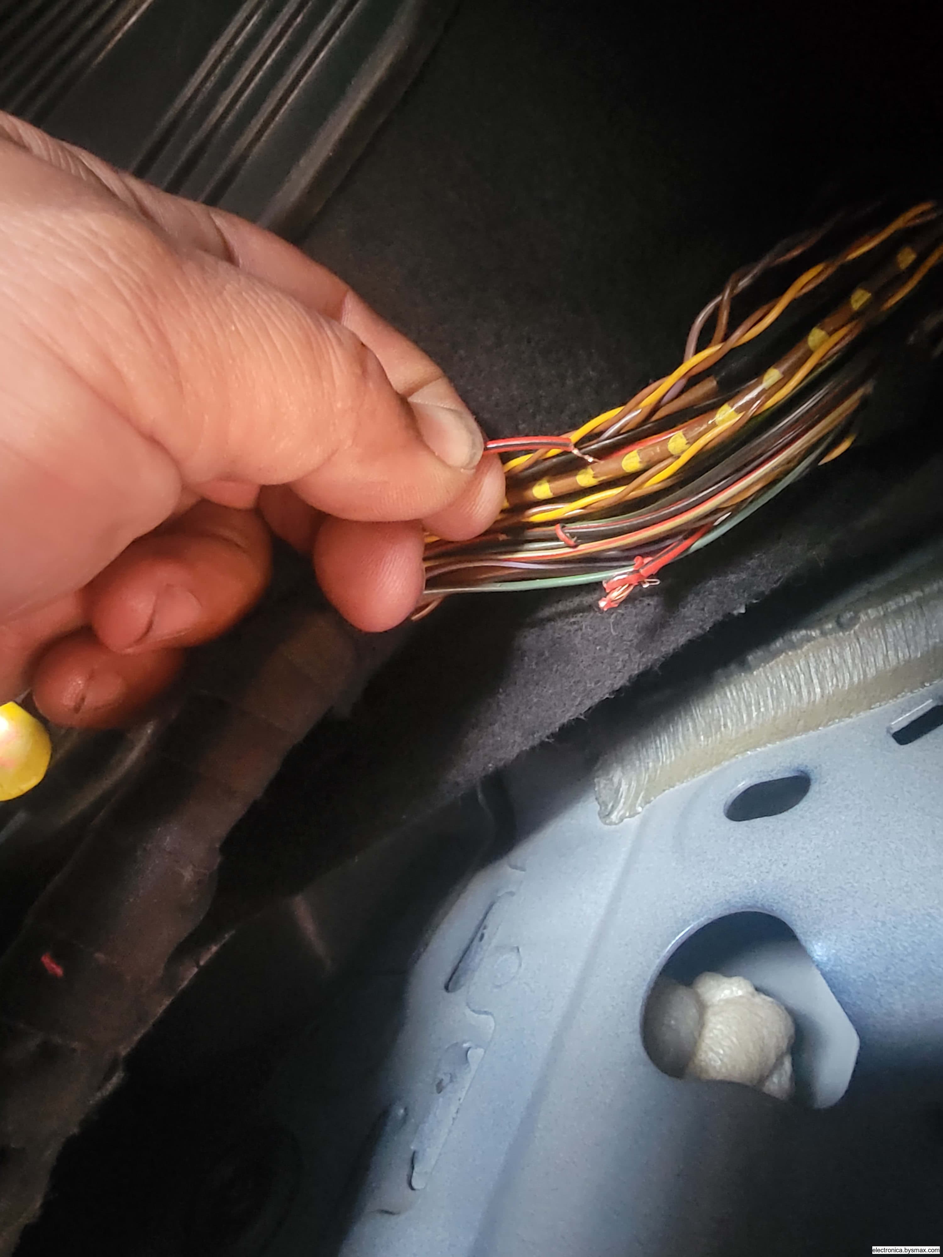 Paso 1: Lado del copiloto cable rojo con negro