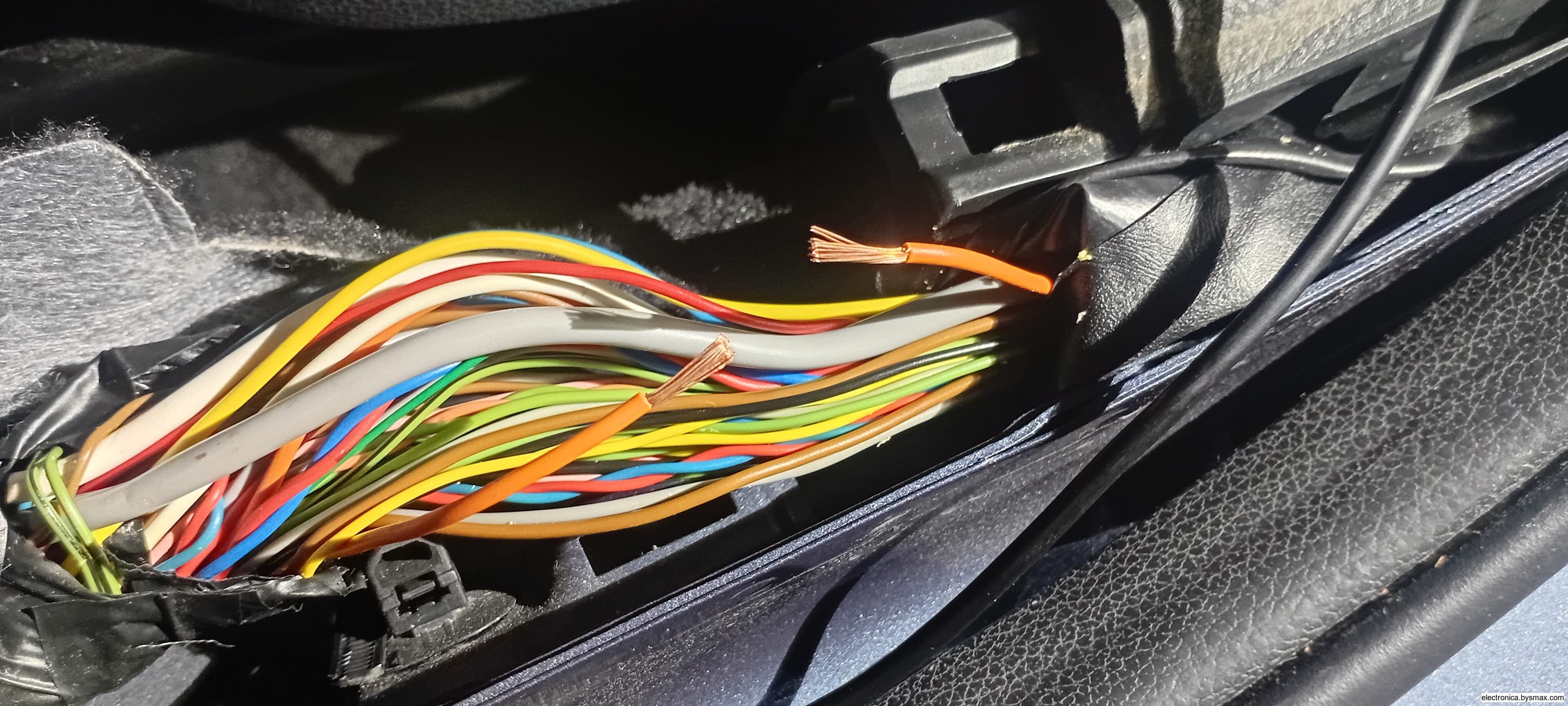 Paso 1: Estribo izquierdo (piloto) cable naranja
El auto