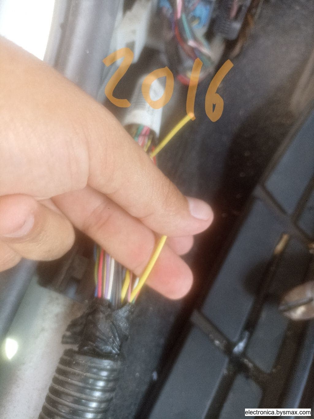 Paso 1: Corte a bomba estribo lado piloto cable amarillo g