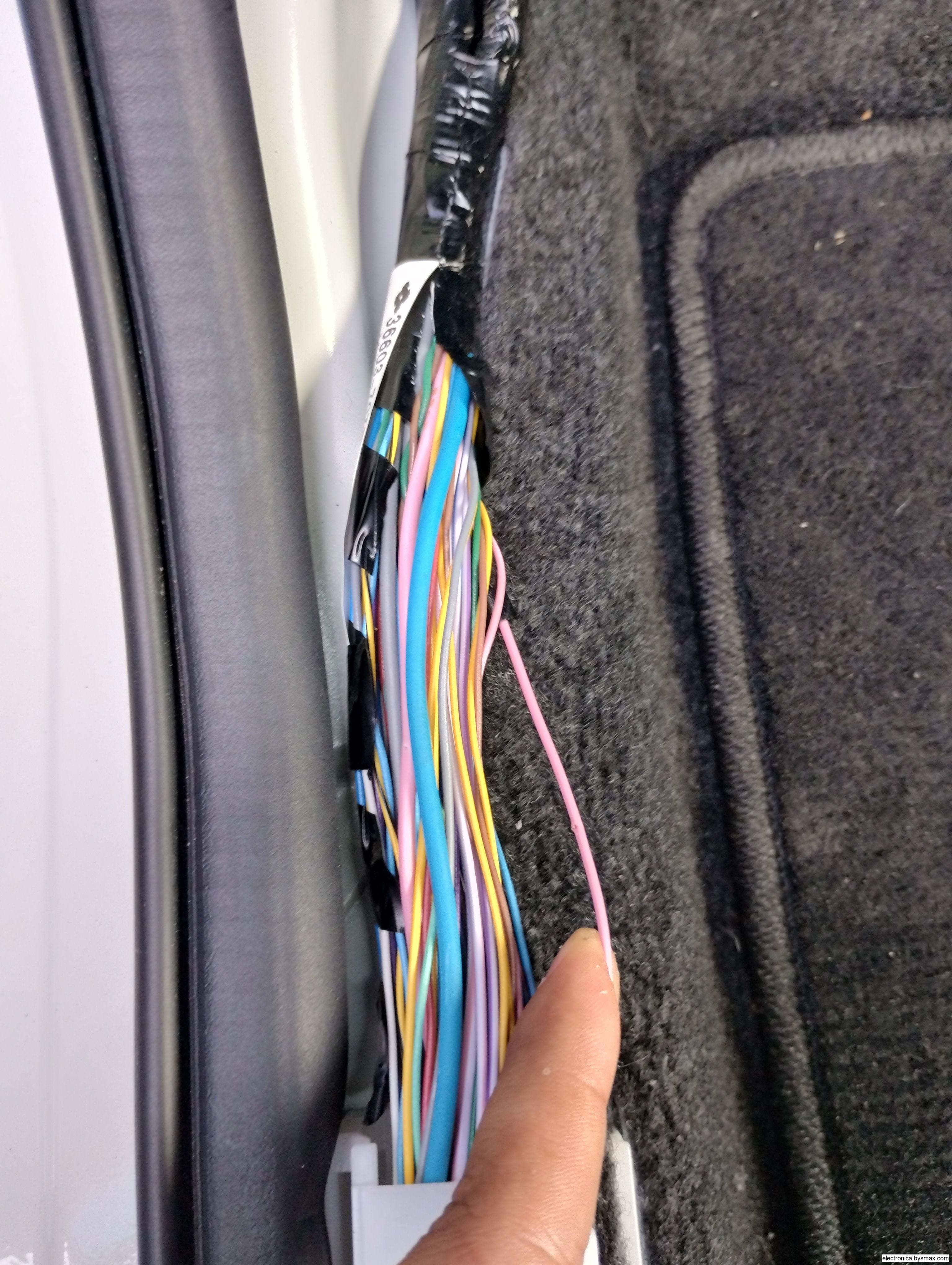 Paso 1: Corte a la bomba Cable rosa no tan grueso