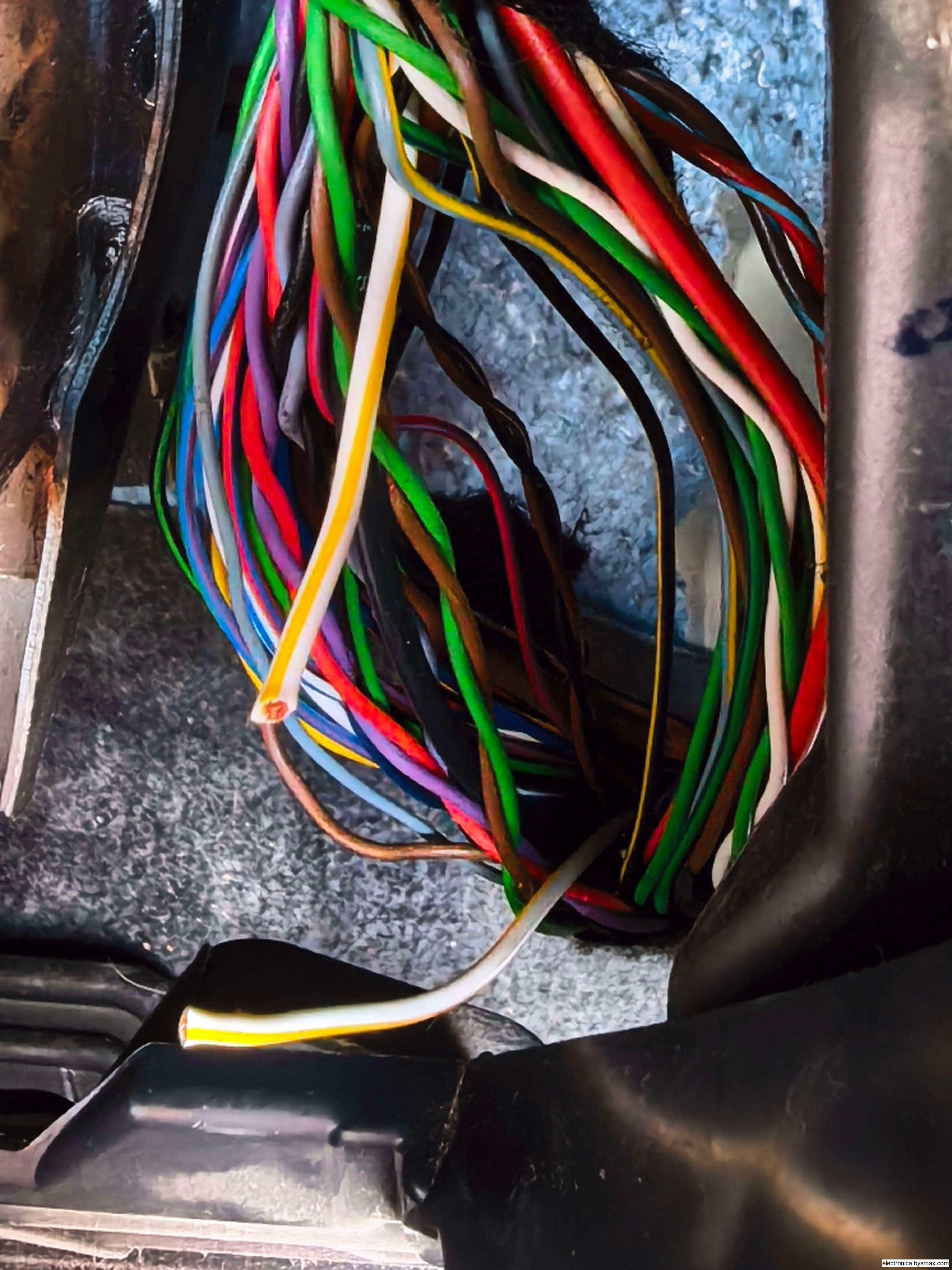 Paso 1: Arnés lado pasajero detrás de guantera.cable blanc