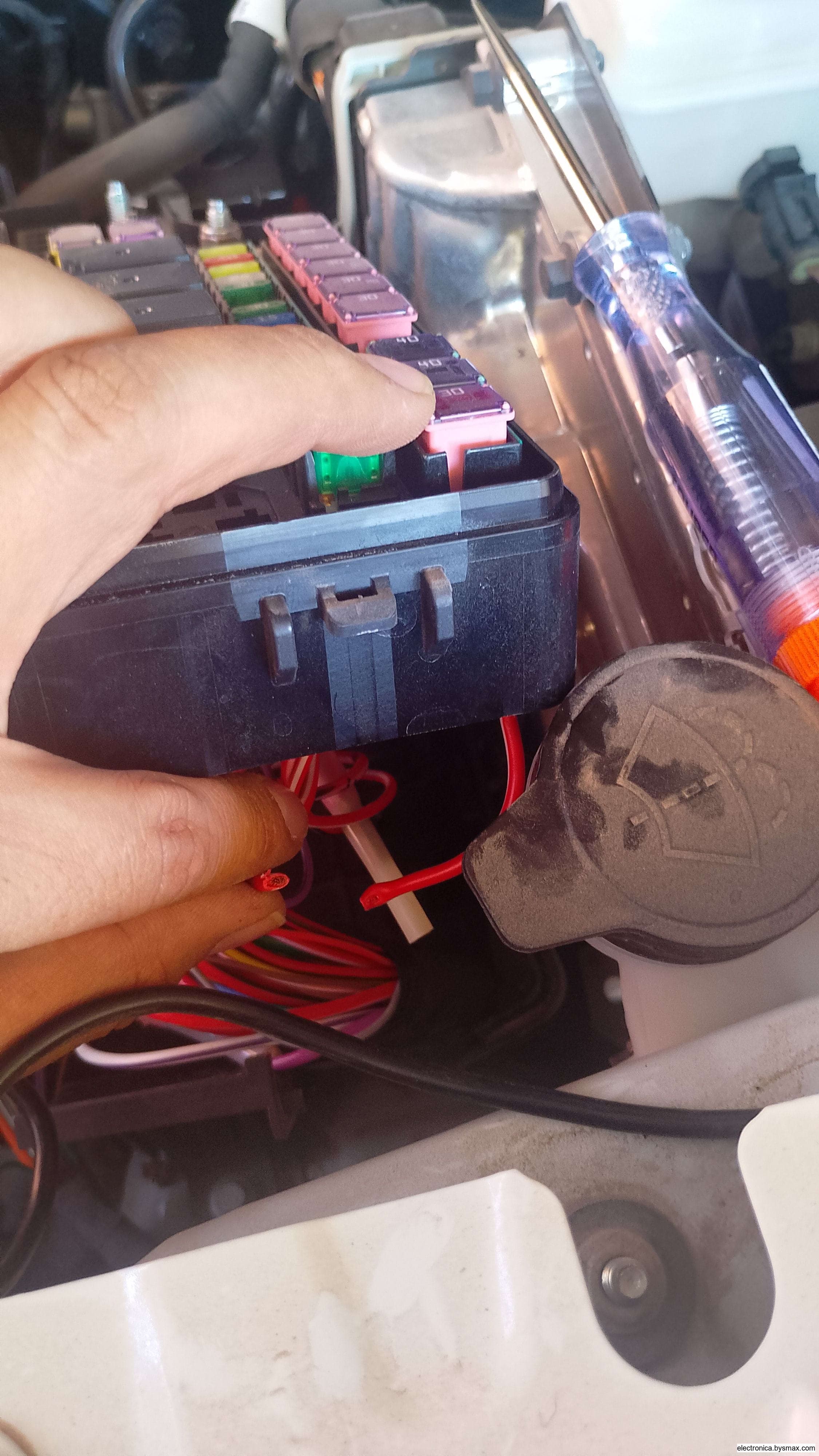 Paso 1: En el cofre. Debajo de la caja de fusibles
Cable