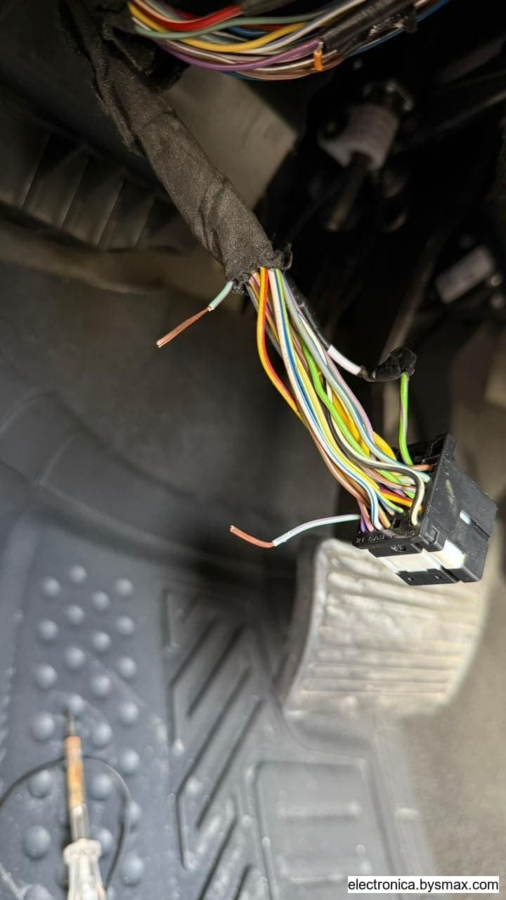 Paso 2: Cable gris/ morado (delgado) Suburban 2019