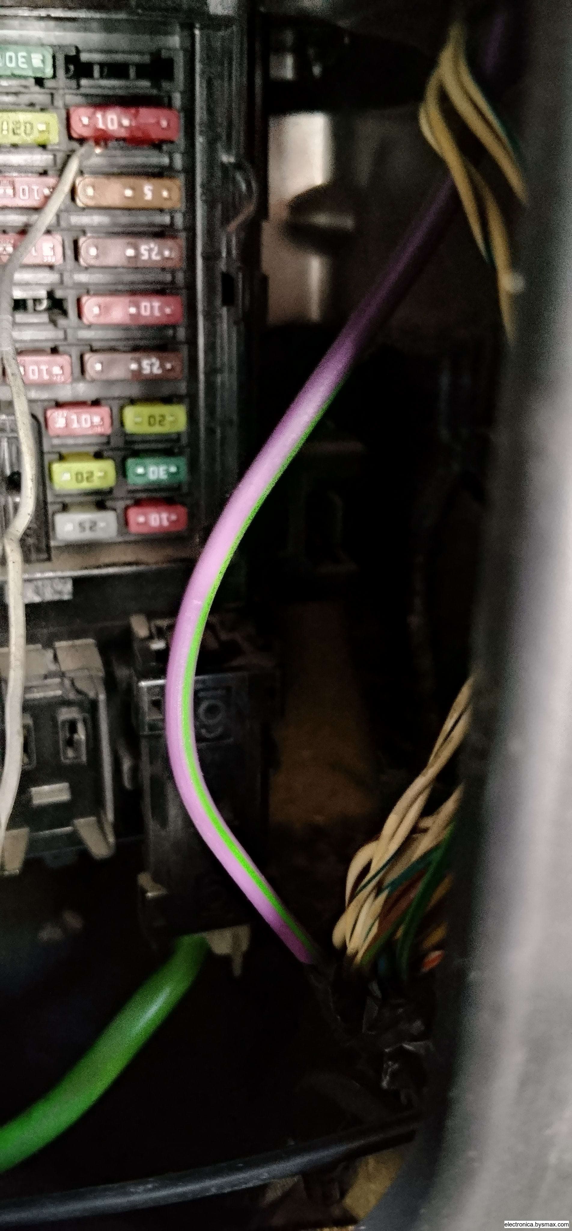 Paso 1: Corte bomba gasolina morado/verde detrás de la gua