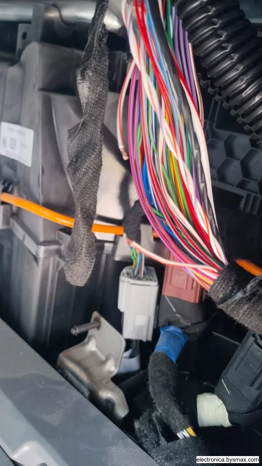 Paso 1: guantera cable blanco con raya naranja